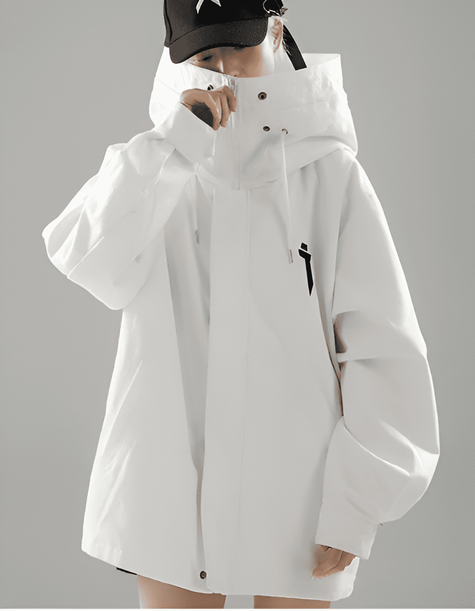 Veste ERI techwear blanche porté par une femme avec une casquette noire 