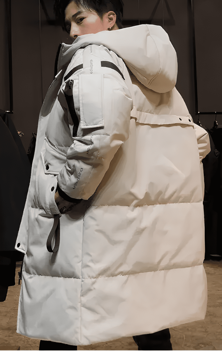 Manteau PAKA, blanc, porté par un mannequin de dos