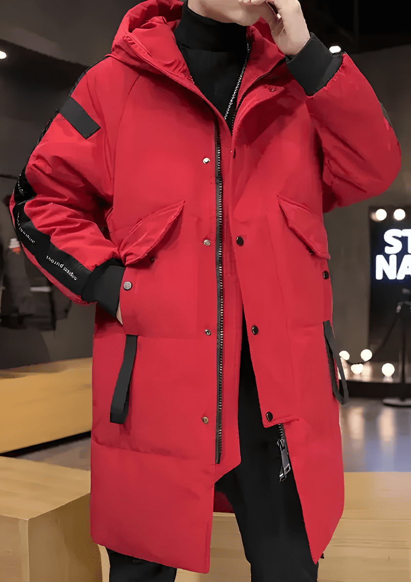 Manteau PAKA, rouge, porté par un mannequin de face