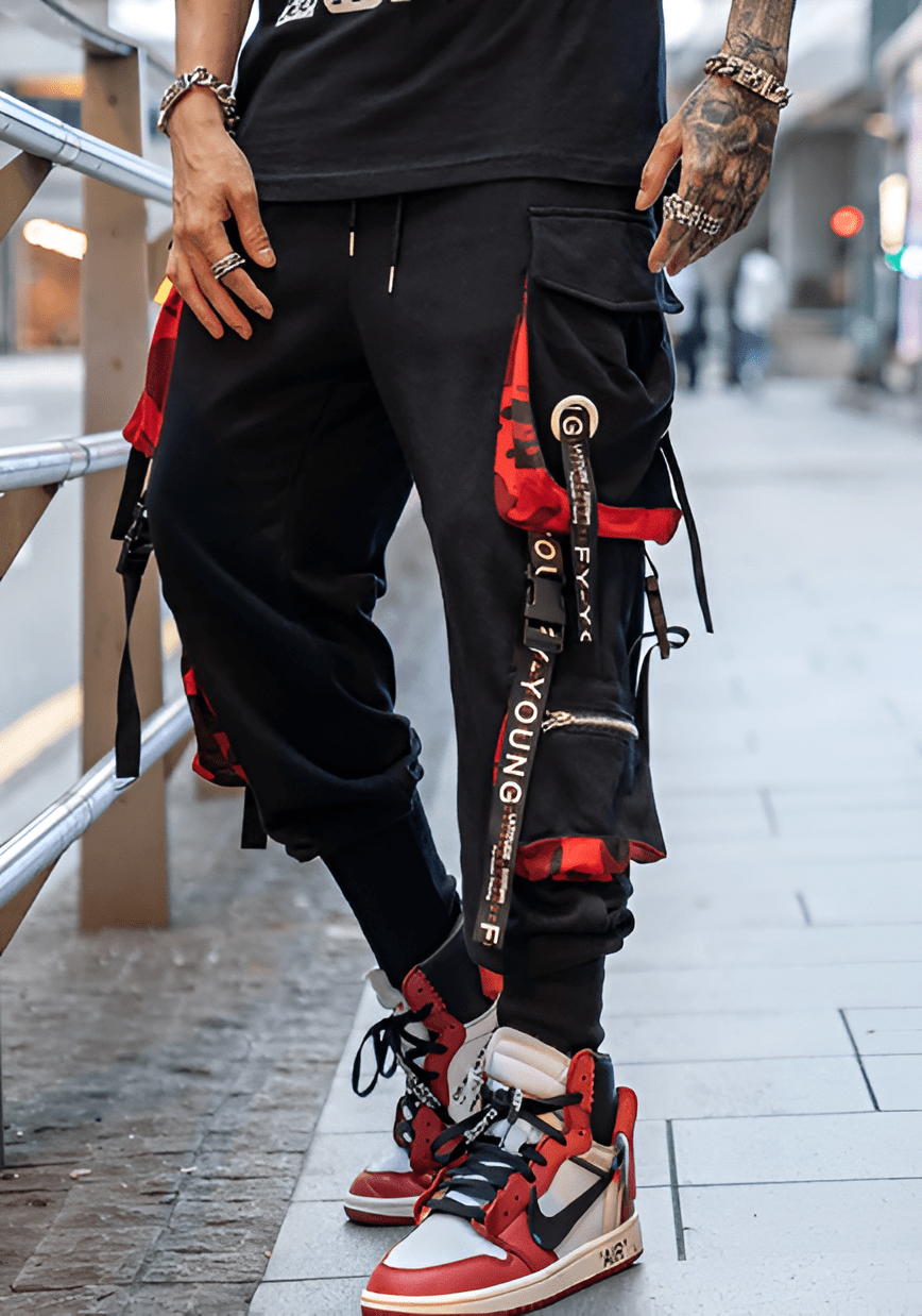 Pantalon AKA Techwear porté par un homme dans la rue