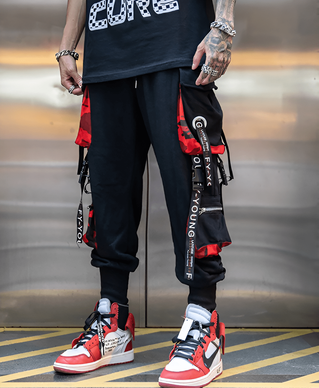 Pantalon AKA Techwear porté par un homme dans la rue