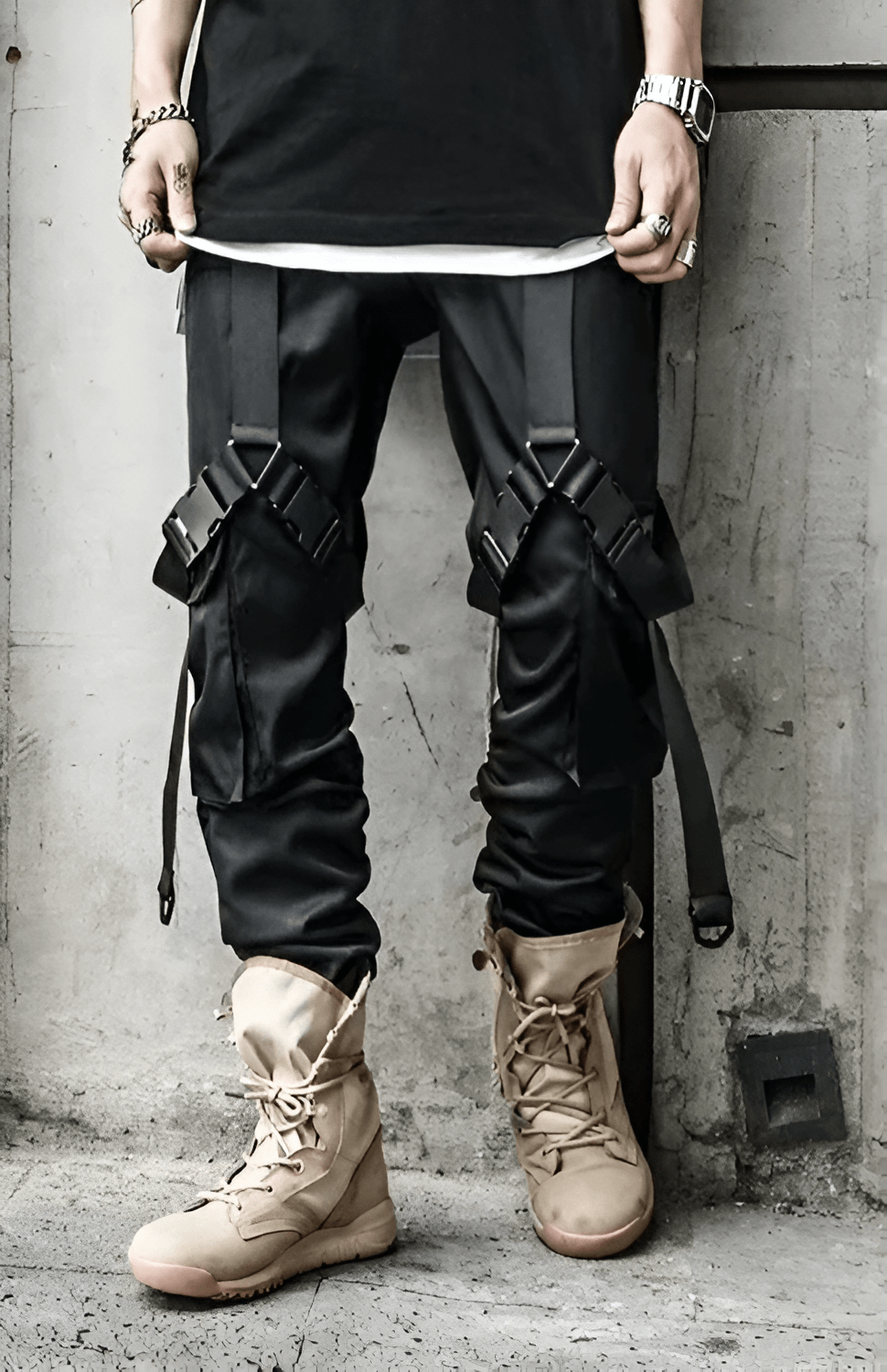 Pantalon BANDORETTO techwear porté par un homme dans la rue