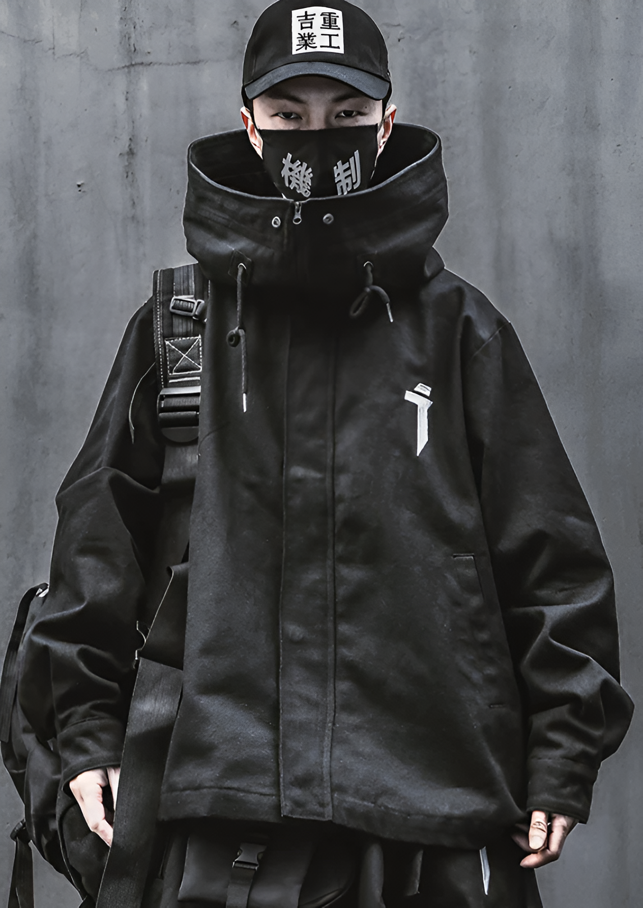 Veste ERI techwear noir porter par un homme de face