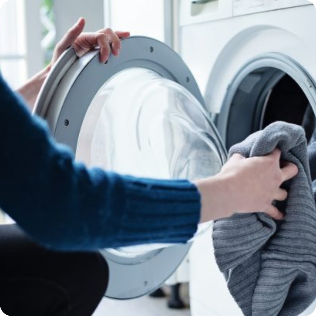 Personne sortant du linge d'une machine à laver