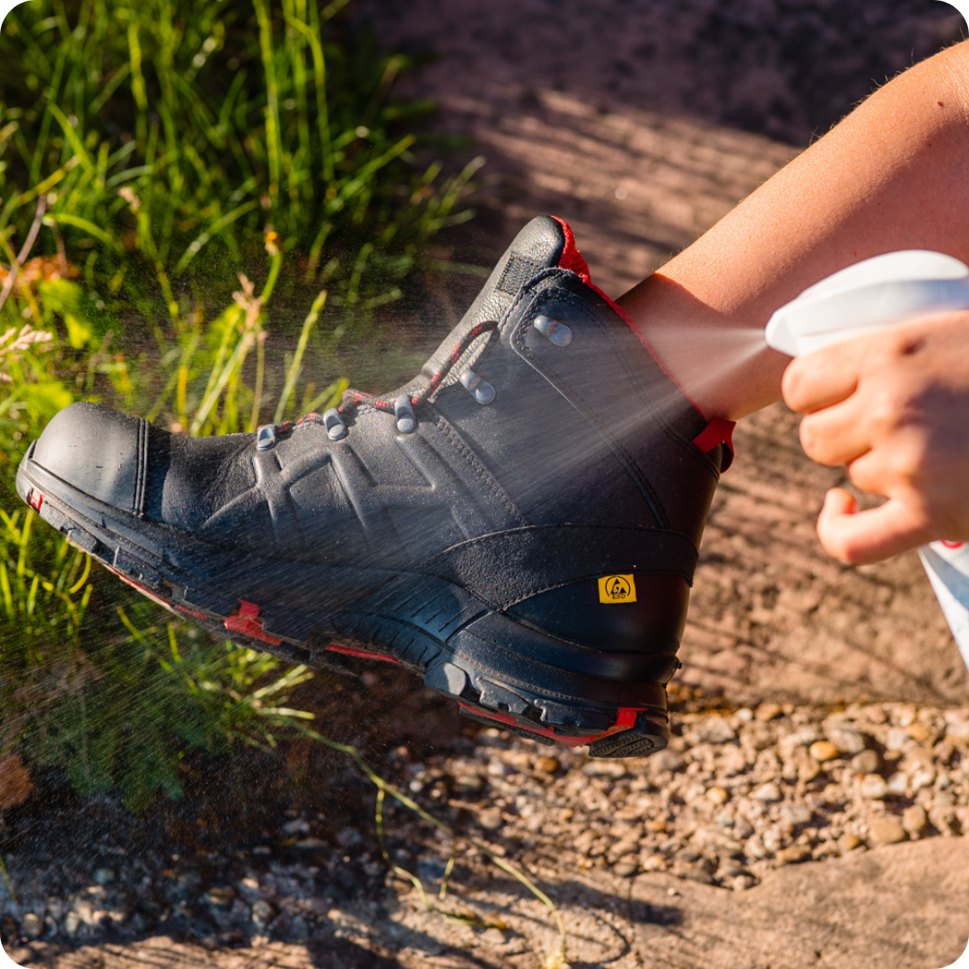 Chaussure subissant un traitement hydrofuge avec un spray imperméabilisant