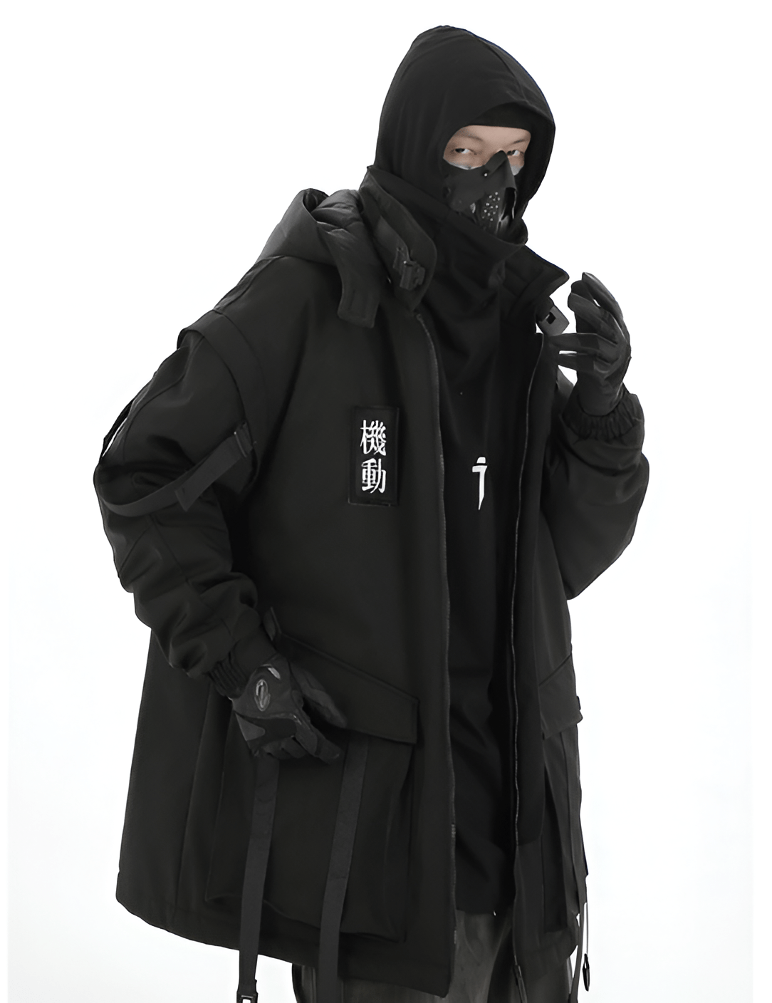 Manteau FUYU techwear noir porté par un homme de face