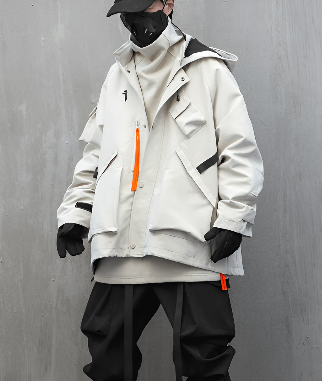 Manteau HEISA Techwear blanc porté par un homme dans la rue