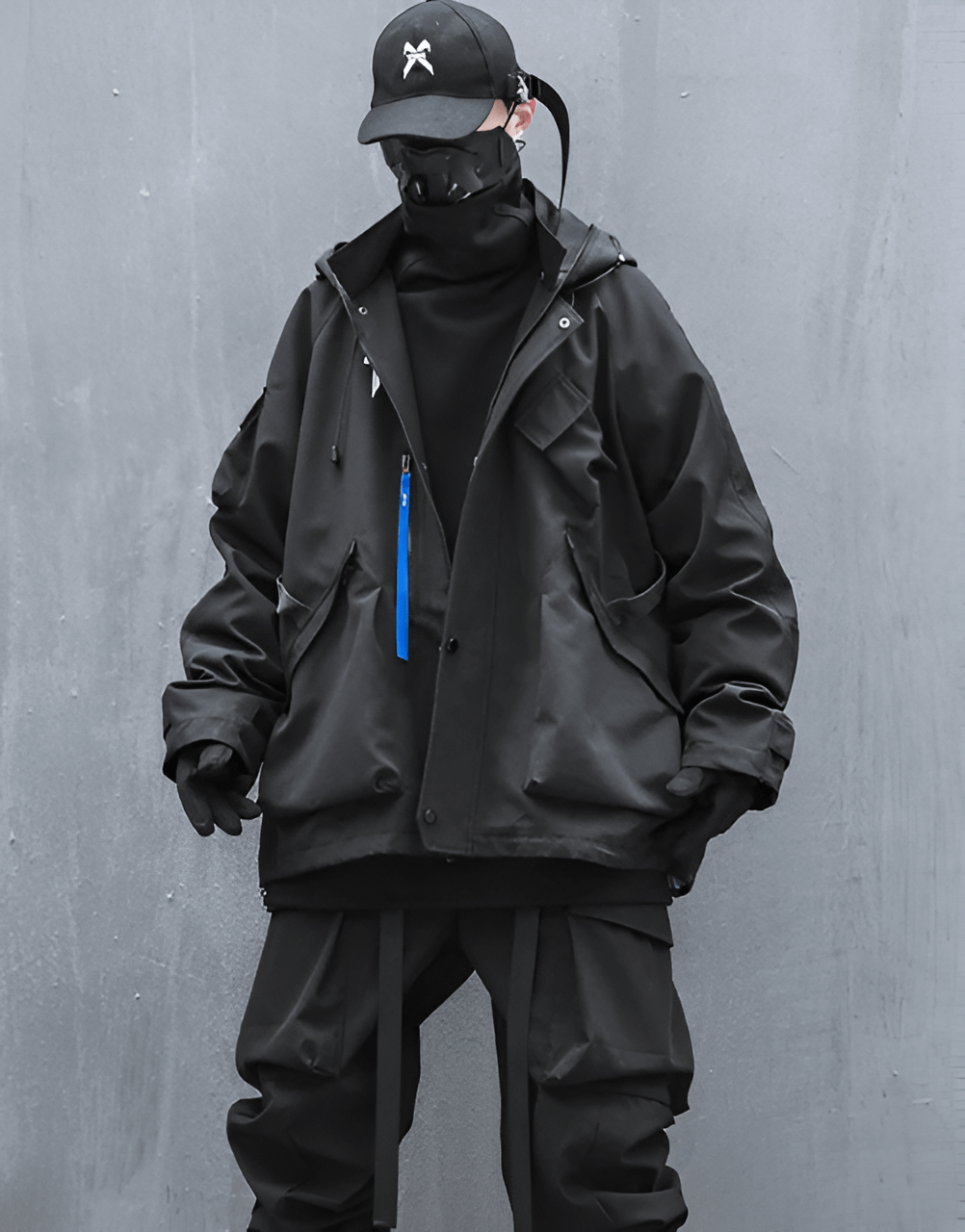 Manteau HEISA Techwear noir porté par un homme dans la rue