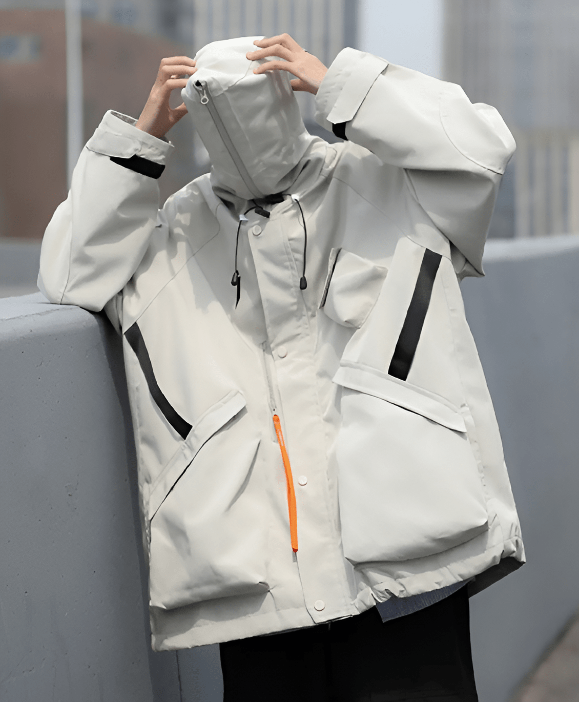 Manteau HEISA Techwear blanc avec capuche fermé dans la rue