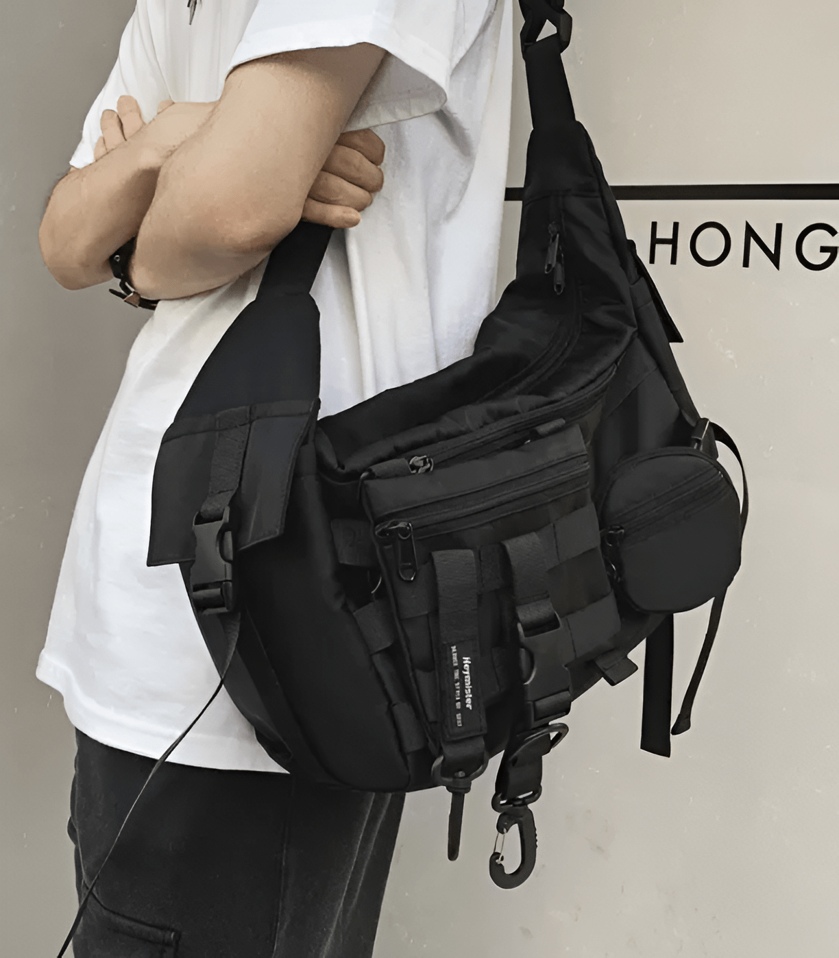 Sacoche HIROI Techwear porté par un homme