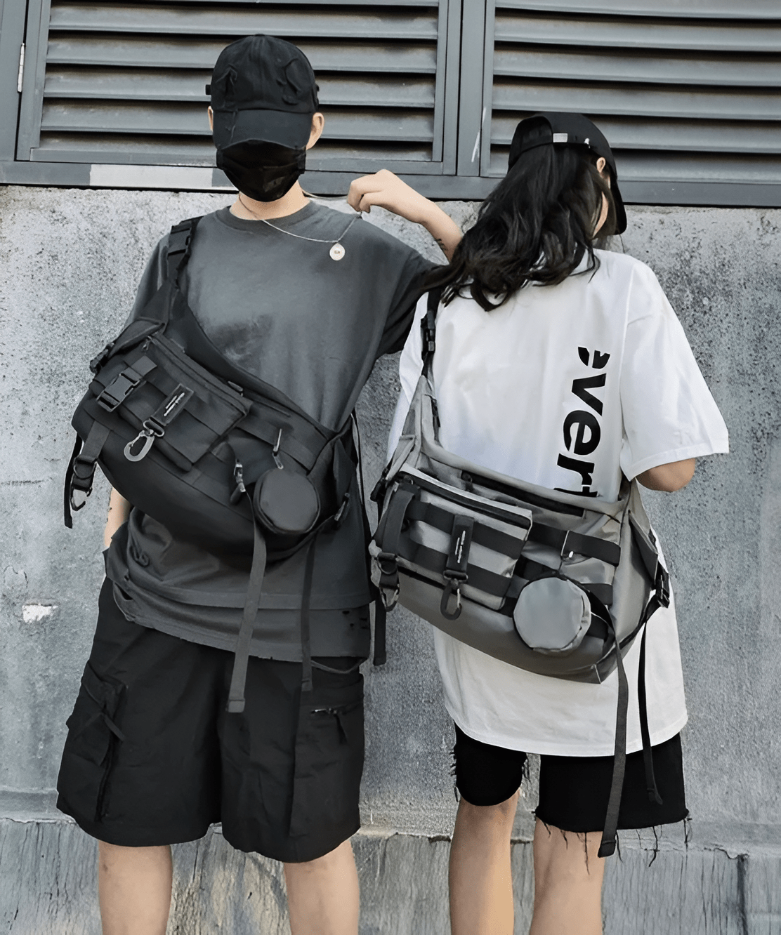 Sacoche Hiroi Techwear porté par un homme et une femme dans la rue