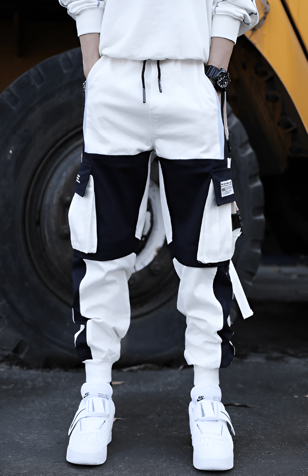 Pantalon JOGINGU techwear blanc porté par un homme 