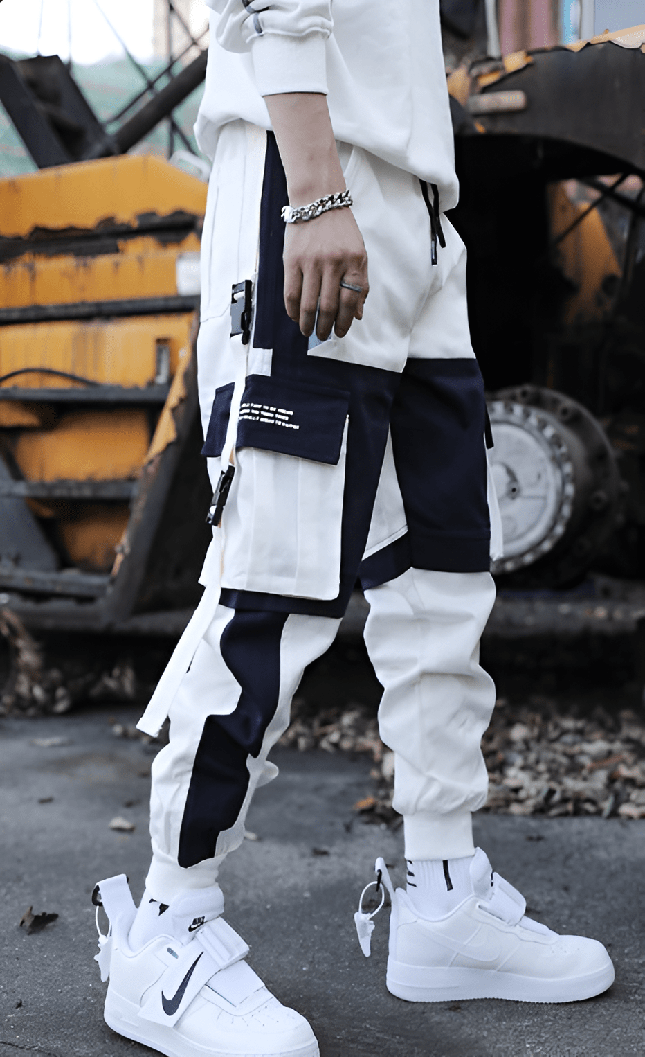 Pantalon JOGINGU techwear blanc porté par un homme 