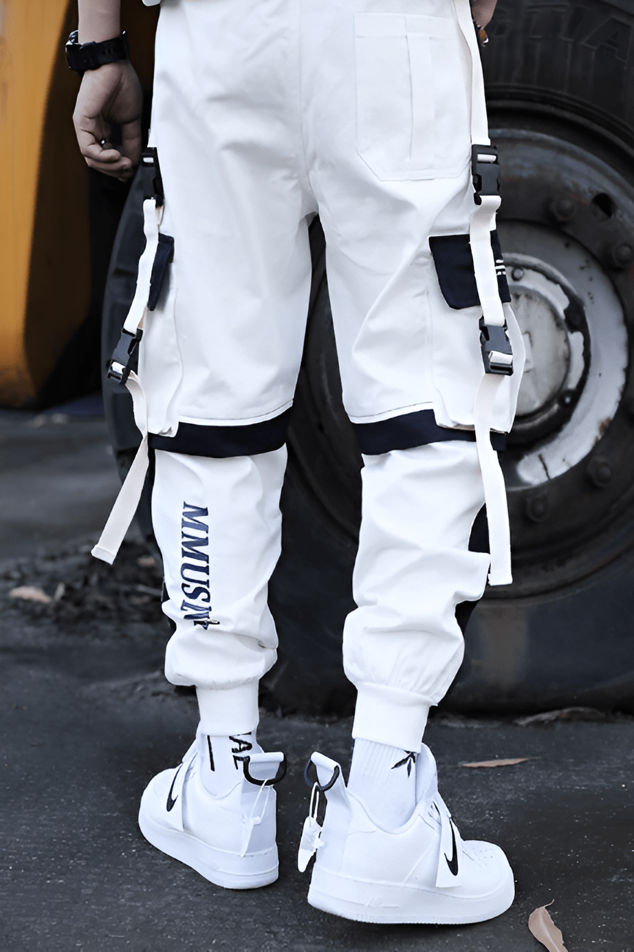 Pantalon JOGINGU techwear blanc porté par un homme 