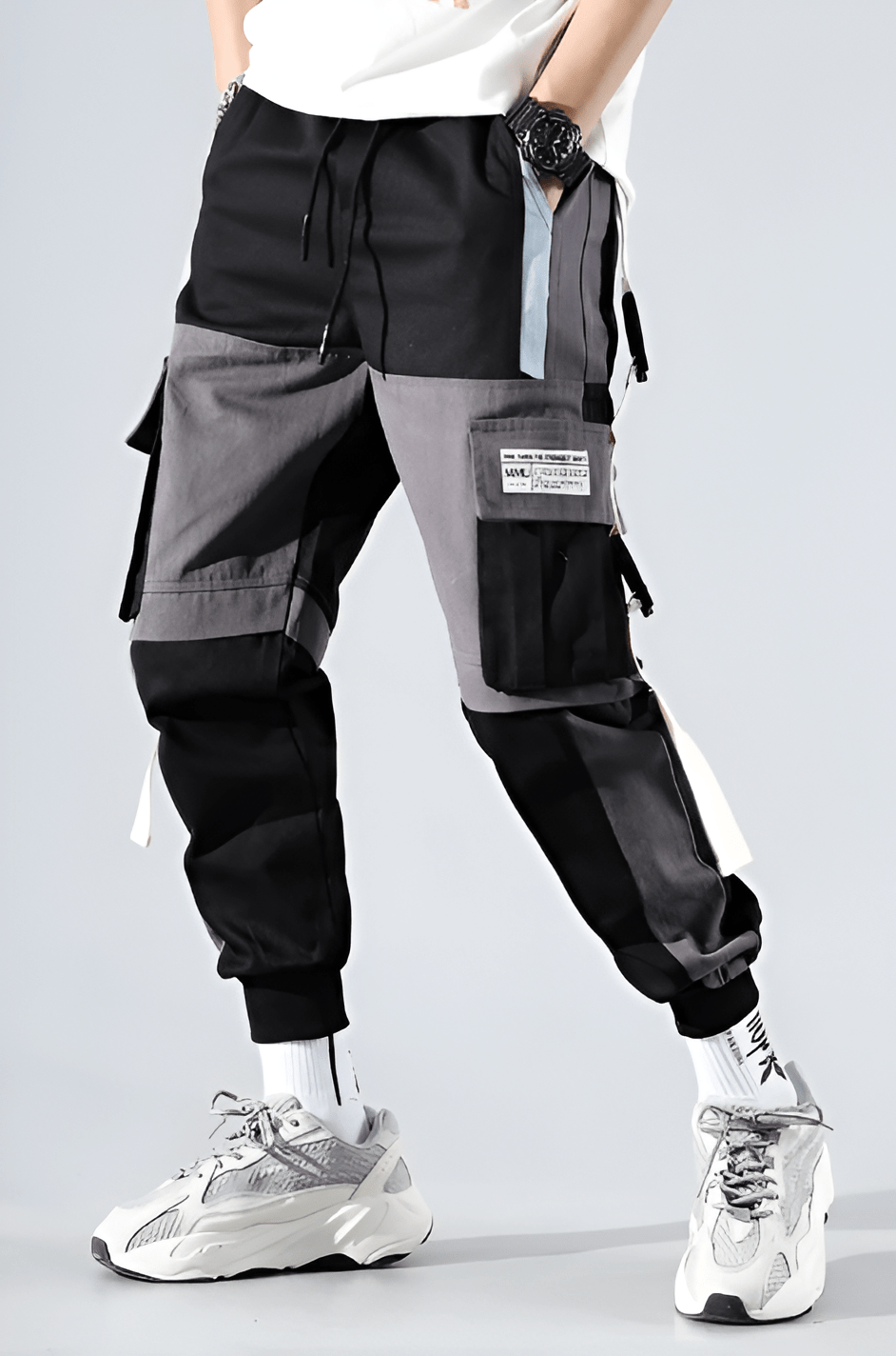 Pantalon JOGINGU techwear noir porté par un homme 