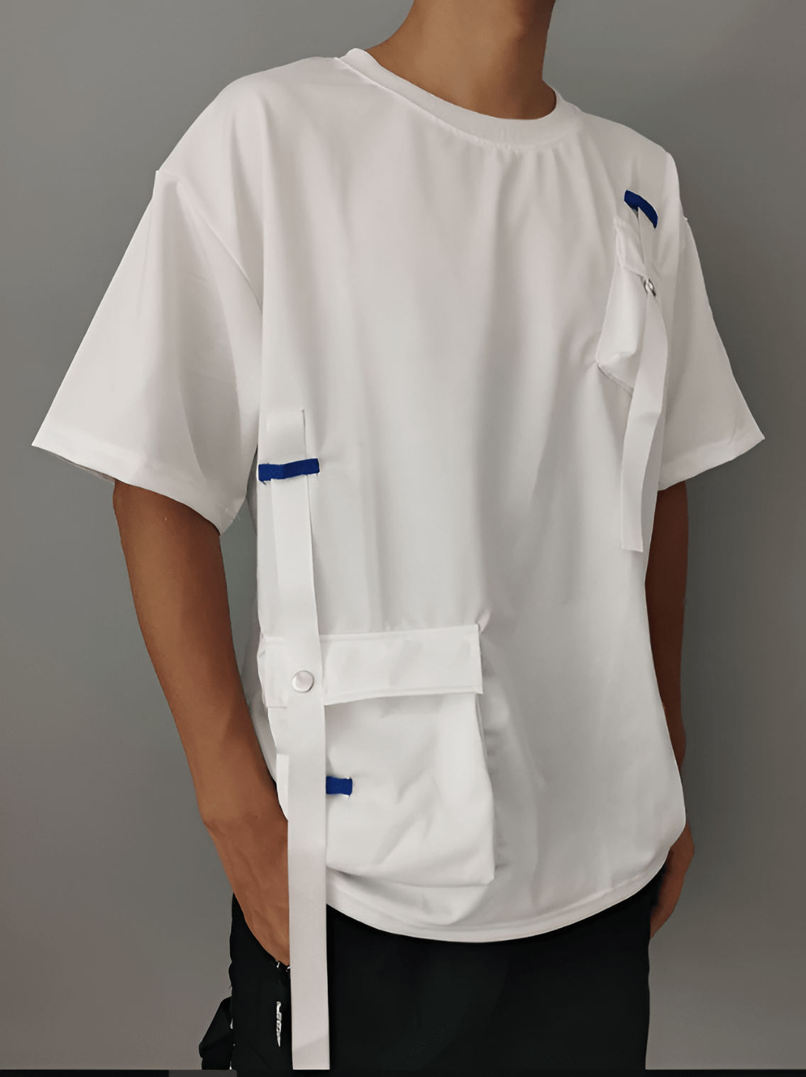 T-Shirt KAGOPANKU techwear blanc porté par un homme