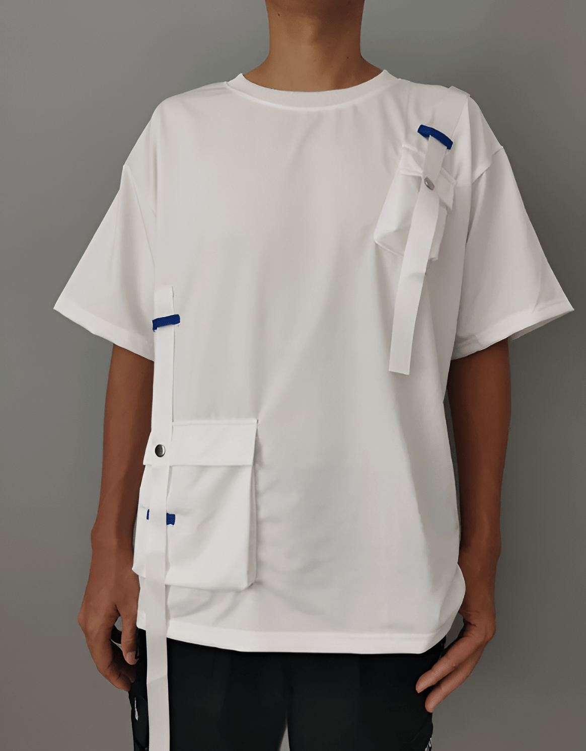 T-Shirt KAGOPANKU techwear blanc porté par un homme