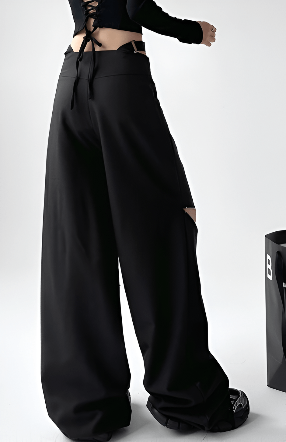 Pantalon OPENINGU Techwear porté par une femme